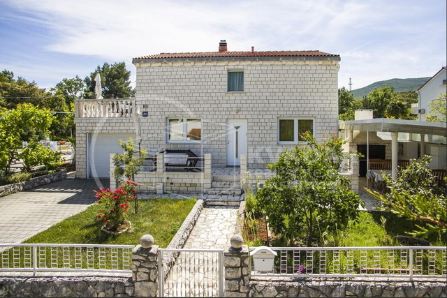 Mediteranska obiteljska kuća s prostranim dvorištem i ljetnom kuhinjom - mirna lokacija u okolici Dubrovnika - 300.000 €