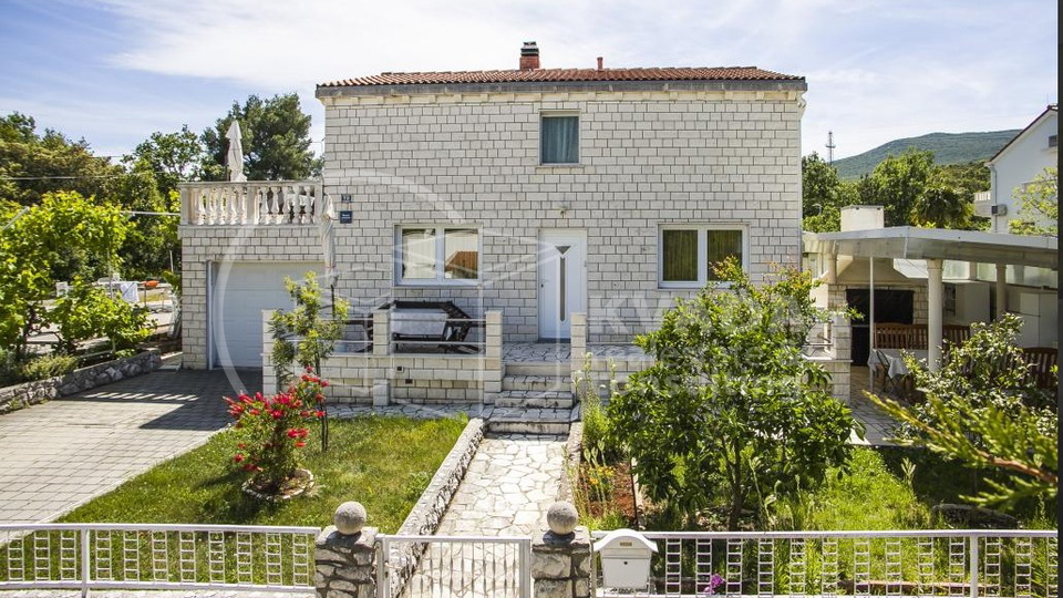Mediteranska obiteljska ku&cacute;a s prostranim dvori&scaron;tem i ljetnom kuhinjom - mirna lokacija u okolici Dubrovnika - 300&period;000 &euro;