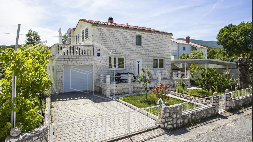 Mediteranska obiteljska ku&cacute;a s prostranim dvori&scaron;tem i ljetnom kuhinjom - mirna lokacija u okolici Dubrovnika - 300&period;000 &euro;