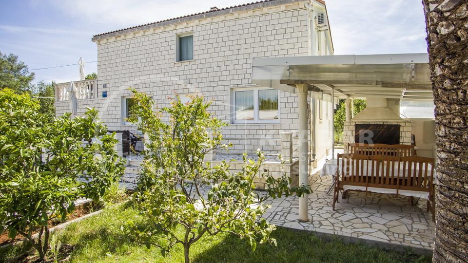 Mediteranska obiteljska ku&cacute;a s prostranim dvori&scaron;tem i ljetnom kuhinjom - mirna lokacija u okolici Dubrovnika - 300&period;000 &euro;