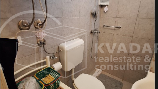 Prodaje se ugodna prizemnica s oku&cacute;nicom u &Ccaron;azmi &ndash; odli&ccaron;na lokacija nadomak centra&excl;