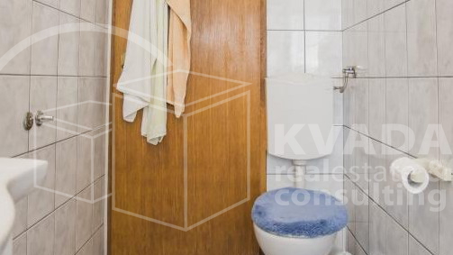 Mediteranska obiteljska ku&cacute;a s prostranim dvori&scaron;tem i ljetnom kuhinjom - mirna lokacija u okolici Dubrovnika - 300&period;000 &euro;