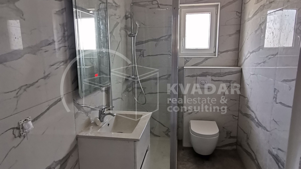 SUPER PRILIKA!DUGO SELO,4-SOBAN STAN (135,73 m2) SA GARAŽOM, 2 SPREMIŠTA I TERASOM