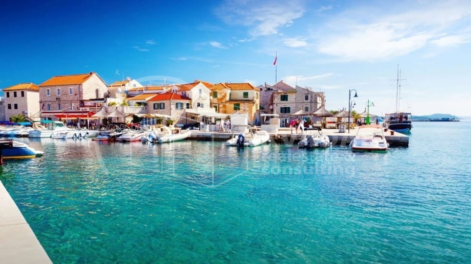 Prodaje se luksuzan stan u Tribunju površine 99 m2 / vrt površine 122 m2 / 200 m od plaže