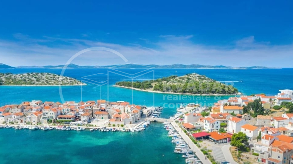Prodaje se luksuzan stan u Tribunju površine 99 m2 / vrt površine 122 m2 / 200 m od plaže