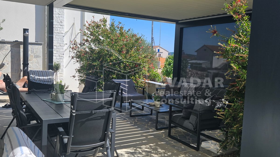 BEZ PROVIZIJE&ast;&ast;&ast; TOP PONUDA &excl;&excl;&excl; Prodaje se moderna  dvojna ku&cacute;a  u Vodicama &sol;152 m2 &sol; Potpuno namje&scaron;teno