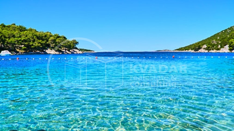 Prodaje se luksuzan stan u Tribunju površine 99 m2 / vrt površine 122 m2 / 200 m od plaže