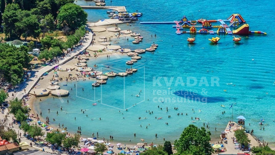 Vodice/luksuzan stan+terasa+vrt+parking/115 m2/200 m od mora!!