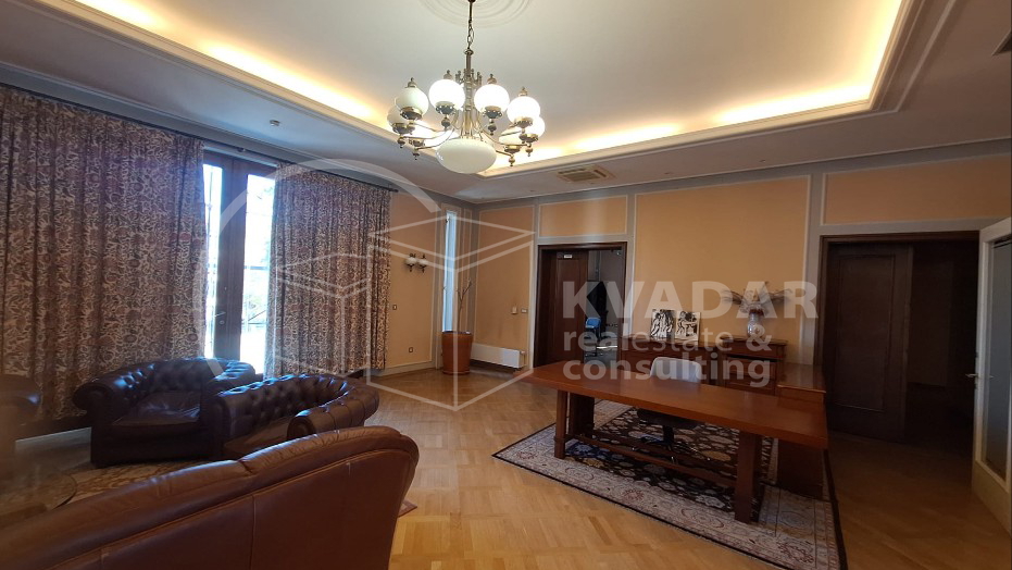 Ekskluzivan poslovni prostor 1130 m&sup2; za najam &ndash; Reprezentativna povijesna zgrada &lpar;M namjena&rpar; sa zatvorenim bazenom i saunom&excl;