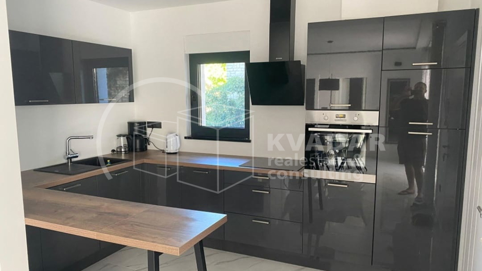 BEZ PROVIZIJE&ast;&ast;&ast;30m od mora &excl;&excl; Moderna ku&cacute;a&sol; 5 apartmana&sol;ukupne povr&scaron;ine 400 m2 &excl;&excl;