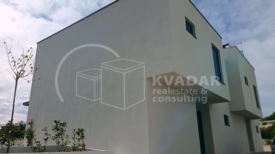 BEZ PROVIZIJE&ast;&ast;&ast;Prodaje se moderan dvoeta&zcaron;ni stan S2 u Vodicama  &sol; 139 m2 &sol; Top lokacija s panoramskim pogledom&excl;