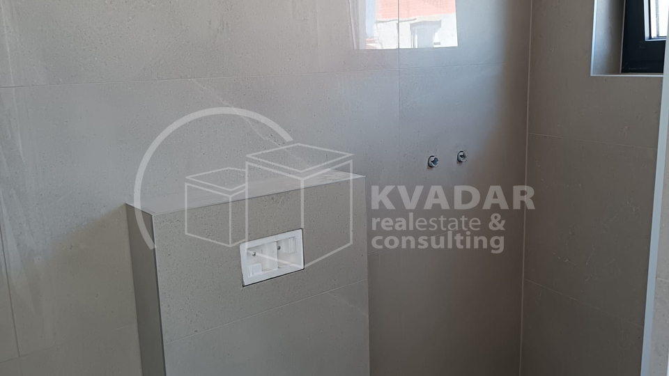 BEZ PROVIZIJE&ast;&ast;&ast;Prodaje se luksuzna VILA  na Srimi s bazenom &sol;134 m2&sol;250m od pla&zcaron;e&sol; Novogradnja &excl;&excl;&excl;