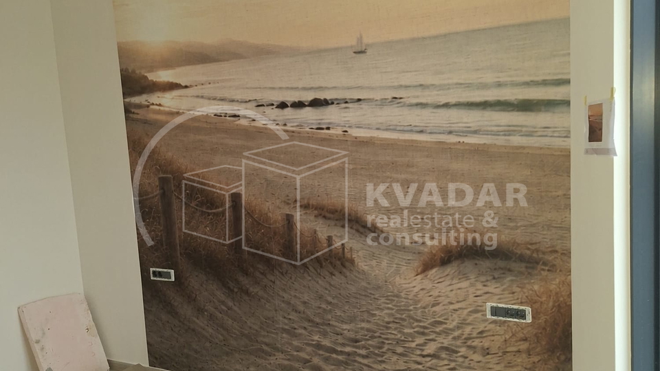 BEZ PROVIZIJE&ast;&ast;&ast;Prodaje se luksuzna VILA  na Srimi s bazenom &sol;134 m2&sol;250m od pla&zcaron;e&sol; Novogradnja &excl;&excl;&excl;