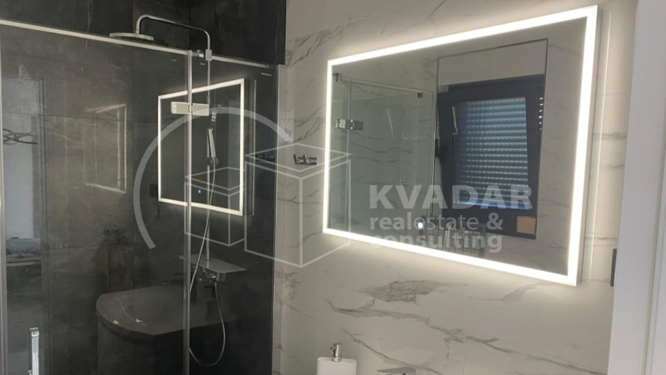 BEZ PROVIZIJE&ast;&ast;&ast;30m od mora &excl;&excl; DVIJE STAMBENE JEDINICE ukupno 95 m2&plus; krovna terasa od 110 m2 &plus; parking &excl;&excl;