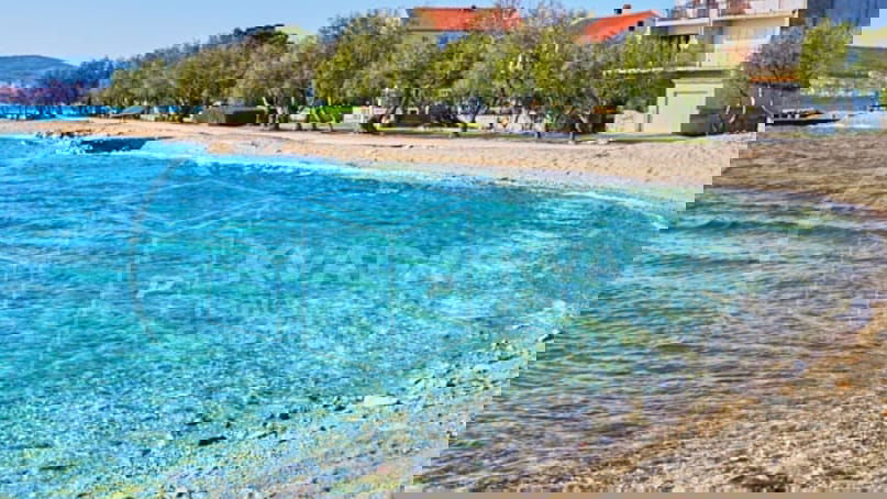 BEZ PROVIZIJE&ast;&ast;&ast;30m od mora &excl;&excl; DVIJE STAMBENE JEDINICE ukupno 95 m2&plus; krovna terasa od 110 m2 &plus; parking &excl;&excl;