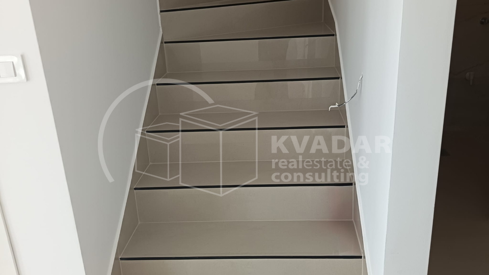 BEZ PROVIZIJE&ast;&ast;&ast;Prodaje se moderan dvoeta&zcaron;ni stan S2 u Vodicama  &sol; 139 m2 &sol; Top lokacija s panoramskim pogledom&excl;