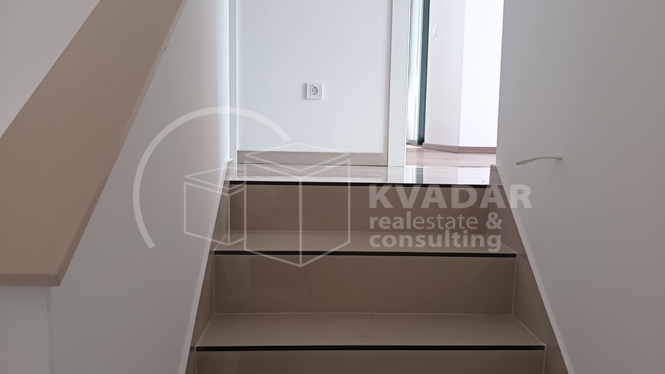 BEZ PROVIZIJE&ast;&ast;&ast;Prodaje se moderan dvoeta&zcaron;ni stan S2 u Vodicama  &sol; 139 m2 &sol; Top lokacija s panoramskim pogledom&excl;