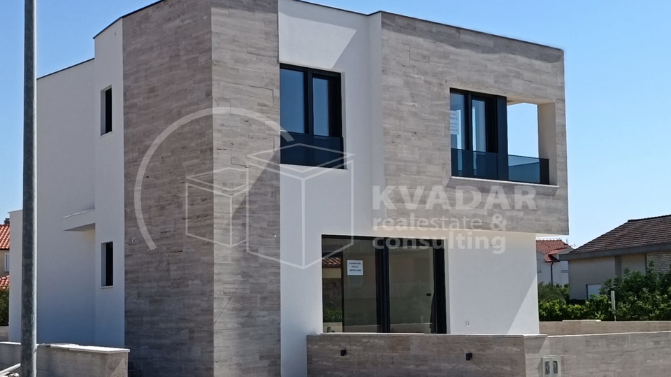 BEZ PROVIZIJE&ast;&ast;&ast;Prodaje se luksuzna VILA  na Srimi s bazenom &sol;134 m2&sol;250m od pla&zcaron;e&sol; Novogradnja &excl;&excl;&excl;