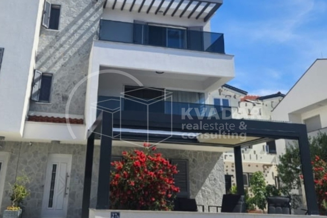 BEZ PROVIZIJE*** TOP PONUDA !!! Prodaje se moderna  dvojna kuća  u Vodicama /152 m2 / Potpuno namješteno