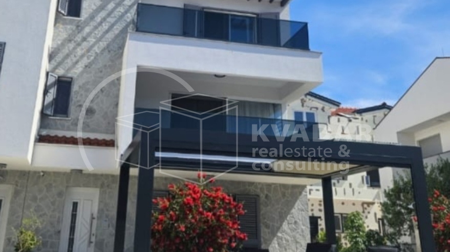 BEZ PROVIZIJE&ast;&ast;&ast; TOP PONUDA &excl;&excl;&excl; Prodaje se moderna  dvojna ku&cacute;a  u Vodicama &sol;152 m2 &sol; Potpuno namje&scaron;teno