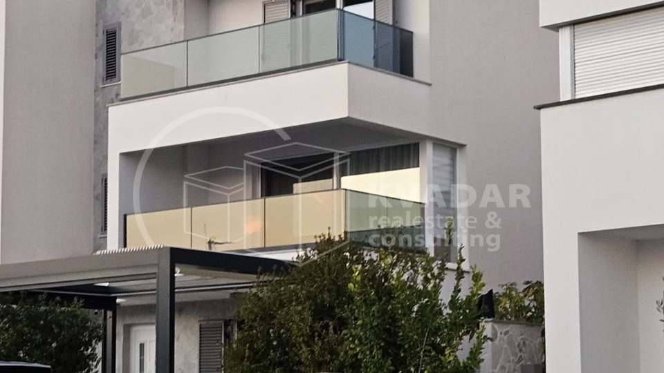 BEZ PROVIZIJE&ast;&ast;&ast; TOP PONUDA &excl;&excl;&excl; Prodaje se moderna  dvojna ku&cacute;a  u Vodicama &sol;152 m2 &sol; Potpuno namje&scaron;teno