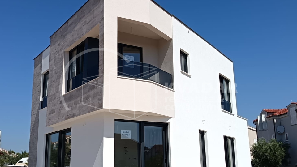 BEZ PROVIZIJE&ast;&ast;&ast;Prodaje se luksuzna VILA  na Srimi s bazenom &sol;134 m2&sol;250m od pla&zcaron;e&sol; Novogradnja &excl;&excl;&excl;
