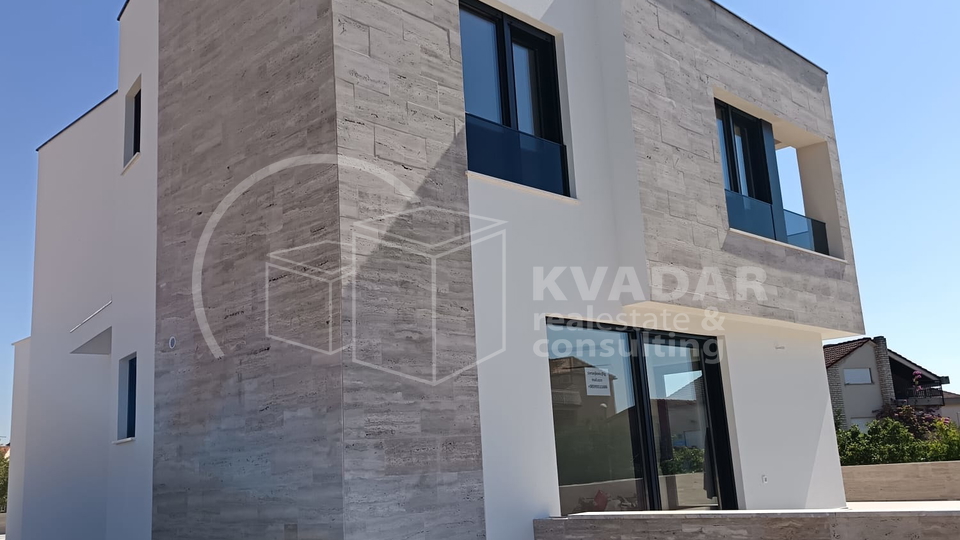 BEZ PROVIZIJE&ast;&ast;&ast;Prodaje se luksuzna VILA  na Srimi s bazenom &sol;134 m2&sol;250m od pla&zcaron;e&sol; Novogradnja &excl;&excl;&excl;