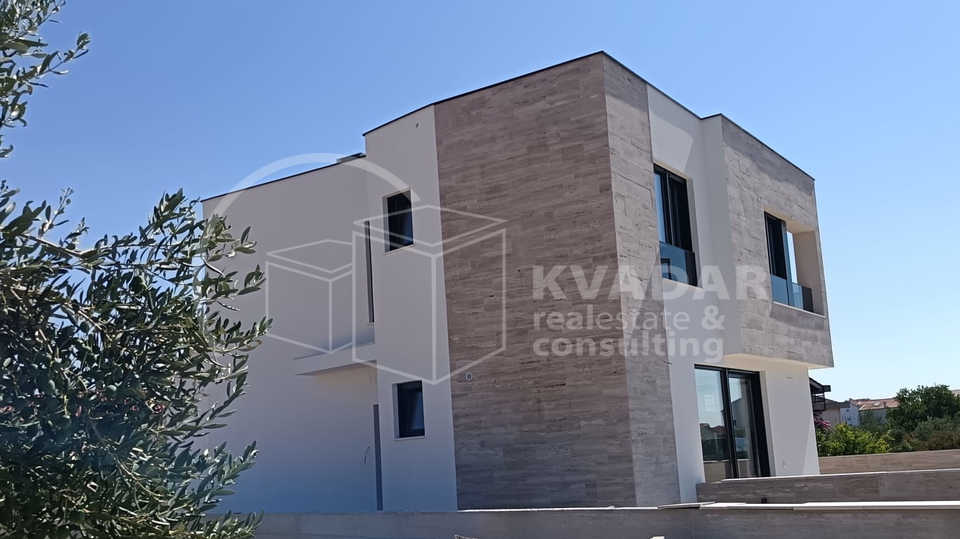 BEZ PROVIZIJE&ast;&ast;&ast;Prodaje se luksuzna VILA  na Srimi s bazenom &sol;134 m2&sol;250m od pla&zcaron;e&sol; Novogradnja &excl;&excl;&excl;