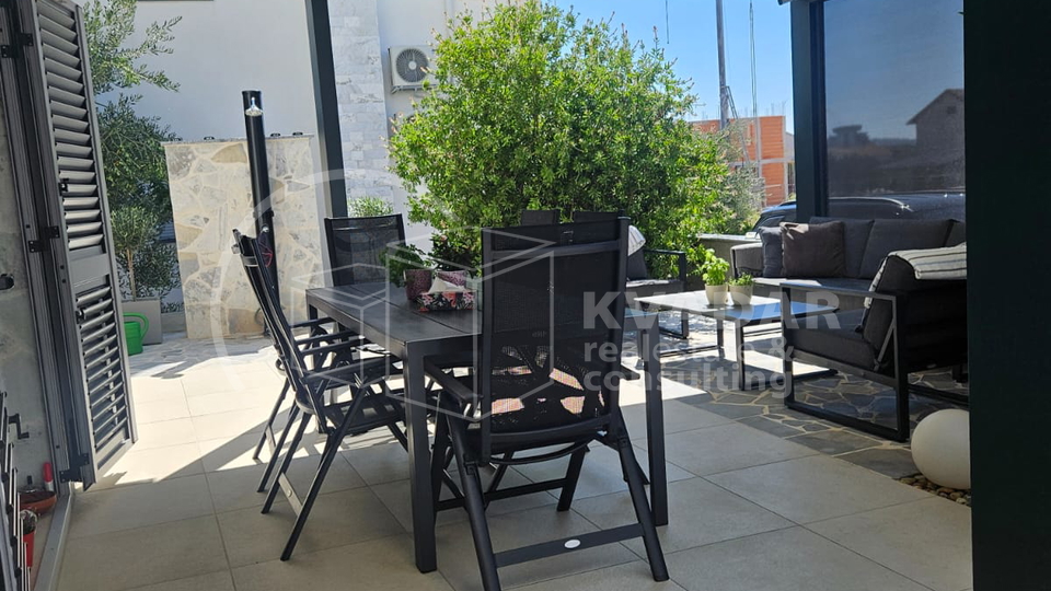 BEZ PROVIZIJE&ast;&ast;&ast; TOP PONUDA &excl;&excl;&excl; Prodaje se moderna  dvojna ku&cacute;a  u Vodicama &sol;152 m2 &sol; Potpuno namje&scaron;teno
