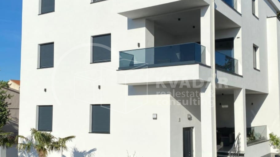 BEZ PROVIZIJE&ast;&ast;&ast;30m od mora &excl;&excl; Moderna ku&cacute;a&sol; 5 apartmana&sol;ukupne povr&scaron;ine 400 m2 &excl;&excl;