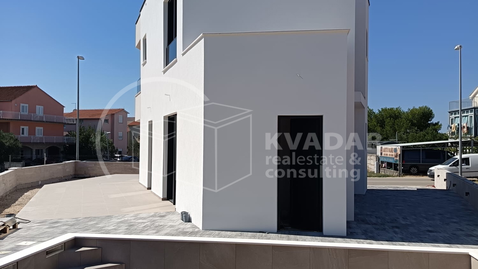 BEZ PROVIZIJE&ast;&ast;&ast;Prodaje se luksuzna VILA  na Srimi s bazenom &sol;134 m2&sol;250m od pla&zcaron;e&sol; Novogradnja &excl;&excl;&excl;
