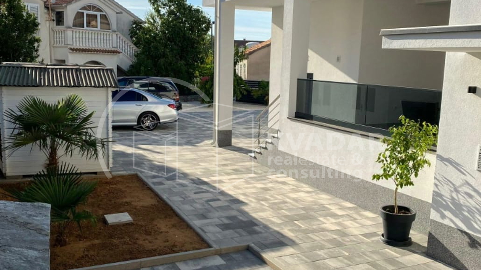 BEZ PROVIZIJE&ast;&ast;&ast;30m od mora &excl;&excl; STAN povr&scaron;ine 75 m2 &plus; parking &excl;&excl;