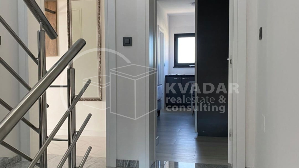 BEZ PROVIZIJE&ast;&ast;&ast;Prodaje se luksuzan stan &plus; studio apartman na Srimi&sol;95 m2&sol;30 m od mora