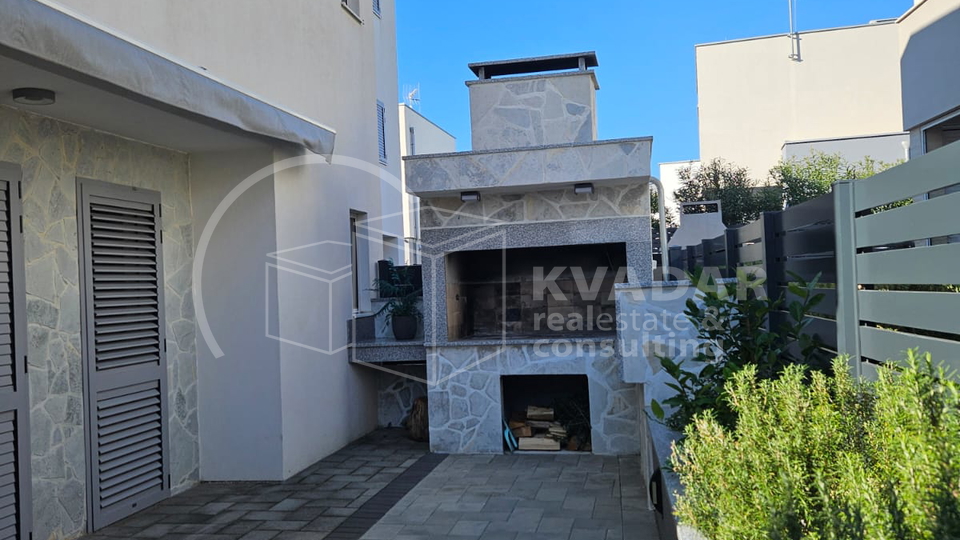 BEZ PROVIZIJE&ast;&ast;&ast; TOP PONUDA &excl;&excl;&excl; Prodaje se moderna  dvojna ku&cacute;a  u Vodicama &sol;152 m2 &sol; Potpuno namje&scaron;teno