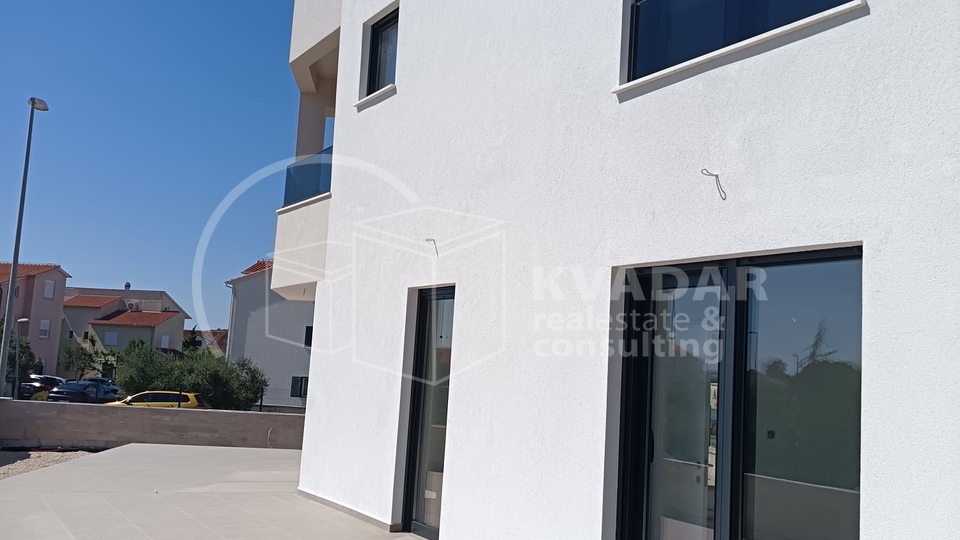 BEZ PROVIZIJE&ast;&ast;&ast;Prodaje se luksuzna VILA  na Srimi s bazenom &sol;134 m2&sol;250m od pla&zcaron;e&sol; Novogradnja &excl;&excl;&excl;