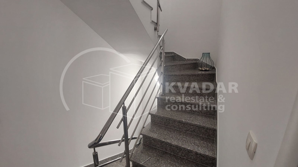 BEZ PROVIZIJE&ast;&ast;&ast; TOP PONUDA &excl;&excl;&excl; Prodaje se moderna  dvojna ku&cacute;a  u Vodicama &sol;152 m2 &sol; Potpuno namje&scaron;teno