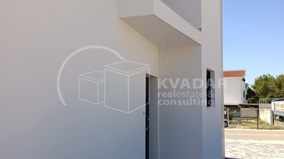 BEZ PROVIZIJE&ast;&ast;&ast;Prodaje se luksuzna VILA  na Srimi s bazenom &sol;134 m2&sol;250m od pla&zcaron;e&sol; Novogradnja &excl;&excl;&excl;