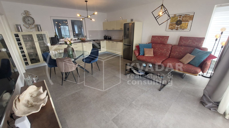 BEZ PROVIZIJE&ast;&ast;&ast; TOP PONUDA &excl;&excl;&excl; Prodaje se moderna  dvojna ku&cacute;a  u Vodicama &sol;152 m2 &sol; Potpuno namje&scaron;teno
