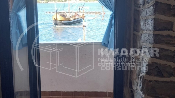 JEDINSTVENA PRILIKA!ŠIBENIK/1.RED DO MORA(NA RIVI)KUĆA(180,55 m2)SA POSLOVNIM PROSTOROM I 2 STANA!