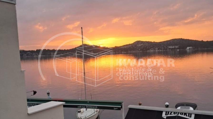 JEDINSTVENA PRILIKA!ŠIBENIK/1.RED DO MORA(NA RIVI)KUĆA(180,55 m2)SA POSLOVNIM PROSTOROM I 2 STANA!