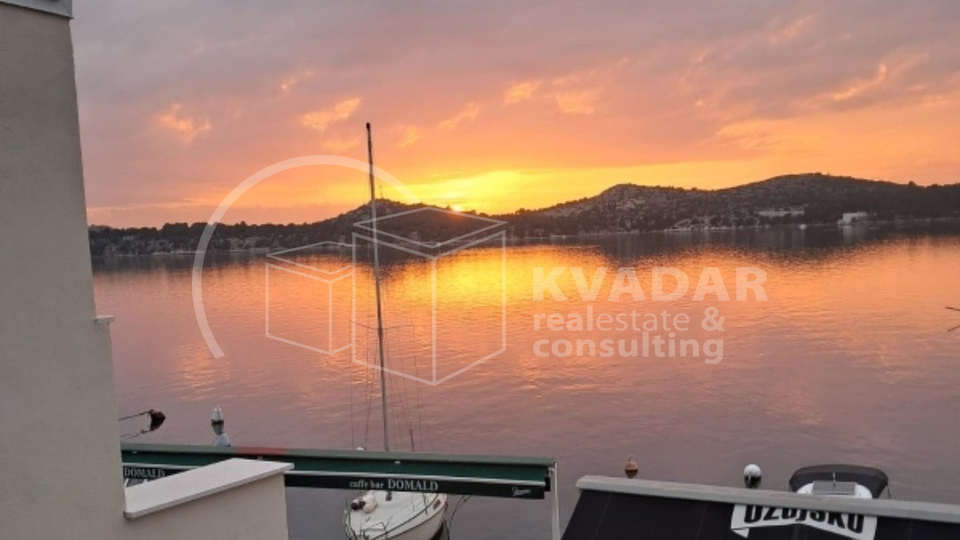 JEDINSTVENA PRILIKA!ŠIBENIK,1.RED DO MORA(NA RIVI)KUĆA(180,55 m2)SA POSLOVNIM PROSTOROM I 2 STANA!