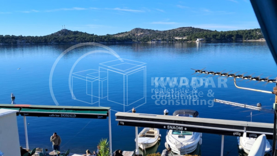 JEDINSTVENA PRILIKA!ŠIBENIK/1.RED DO MORA(NA RIVI)KUĆA(180,55 m2)SA POSLOVNIM PROSTOROM I 2 STANA!