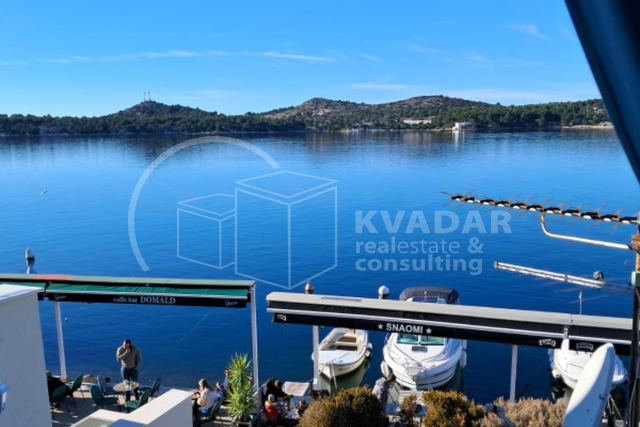 JEDINSTVENA PRILIKA!ŠIBENIK,1.RED DO MORA(NA RIVI)KUĆA(180,55 m2)SA POSLOVNIM PROSTOROM I 2 STANA