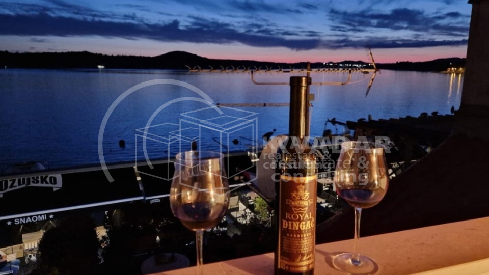 JEDINSTVENA PRILIKA!ŠIBENIK/1.RED DO MORA(NA RIVI)KUĆA(180,55 m2)SA POSLOVNIM PROSTOROM I 2 STANA!