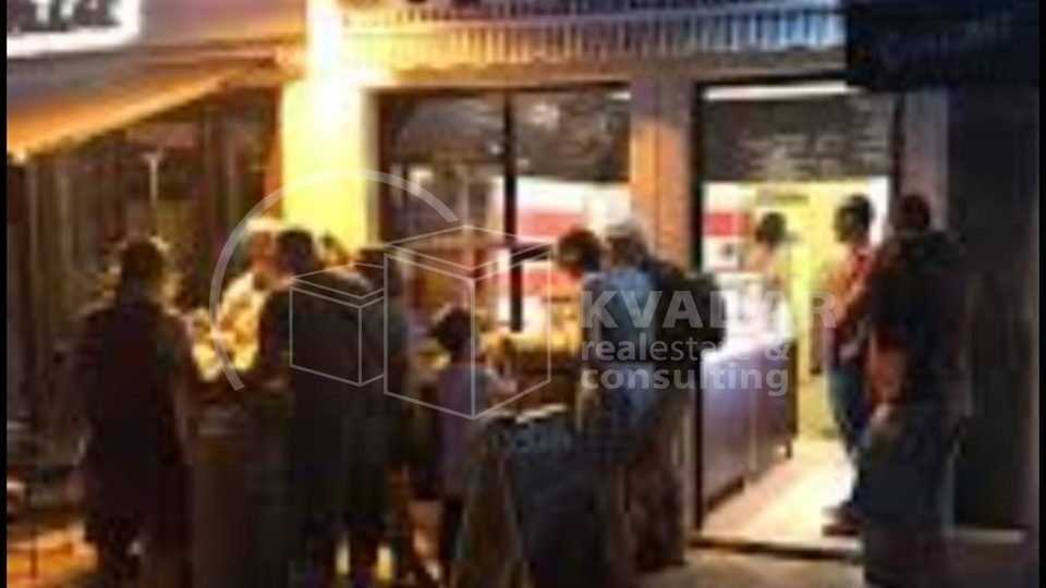 JEDINSTVENA PRILIKA!ŠIBENIK,1.RED DO MORA(NA RIVI)KUĆA(180,55 m2)SA POSLOVNIM PROSTOROM I 2 STANA