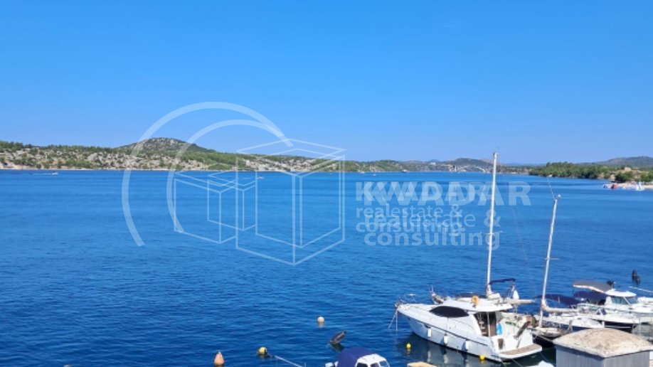 JEDINSTVENA PRILIKA!ŠIBENIK/1.RED DO MORA(NA RIVI)KUĆA(180,55 m2)SA POSLOVNIM PROSTOROM I 2 STANA!