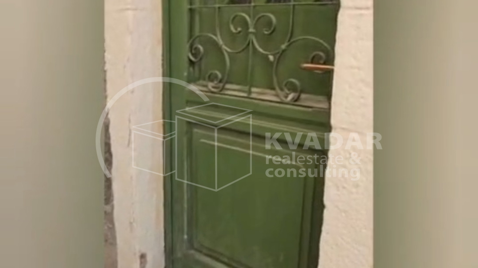 &Scaron;ibenik&sol;Top prilika&excl; Top lokacija&excl; Prodaje se kamena ku&cacute;a&sol;stan povr&scaron;ine 64 m2 u samom centru&excl;