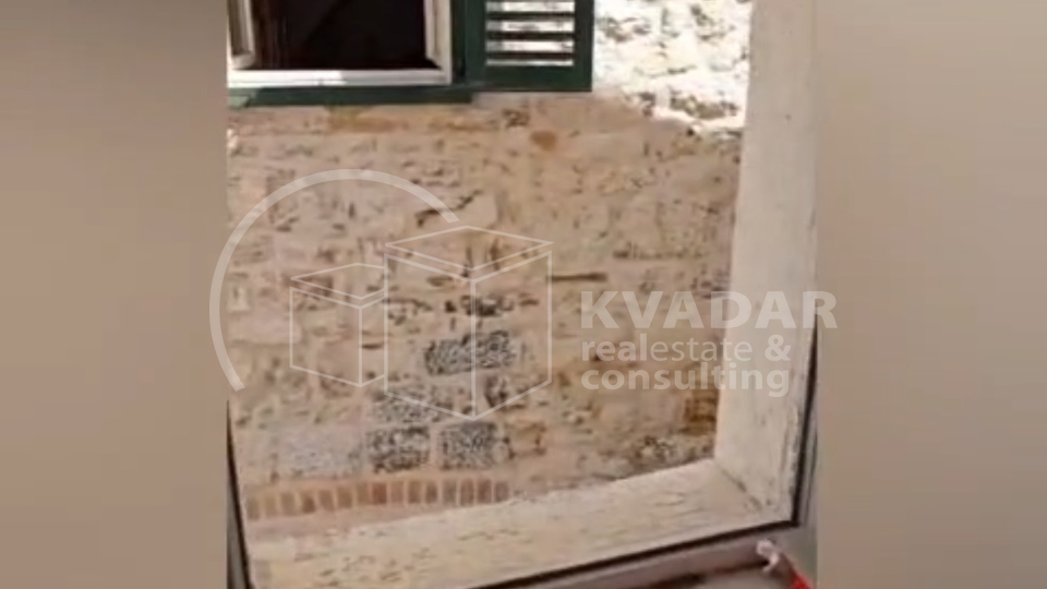 &Scaron;ibenik&sol;Top prilika&excl; Top lokacija&excl; Prodaje se kamena ku&cacute;a povr&scaron;ine 64 m2 u samom centru&excl;