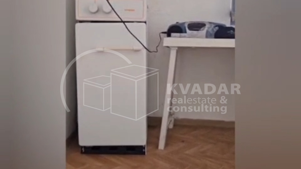 &Scaron;ibenik&sol;Top prilika&excl; Top lokacija&excl; Prodaje se kamena ku&cacute;a&sol;stan povr&scaron;ine 64 m2 u samom centru&excl;