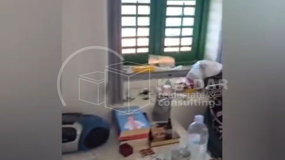 &Scaron;ibenik&sol;Top prilika&excl; Top lokacija&excl; Prodaje se kamena ku&cacute;a&sol;stan povr&scaron;ine 64 m2 u samom centru&excl;